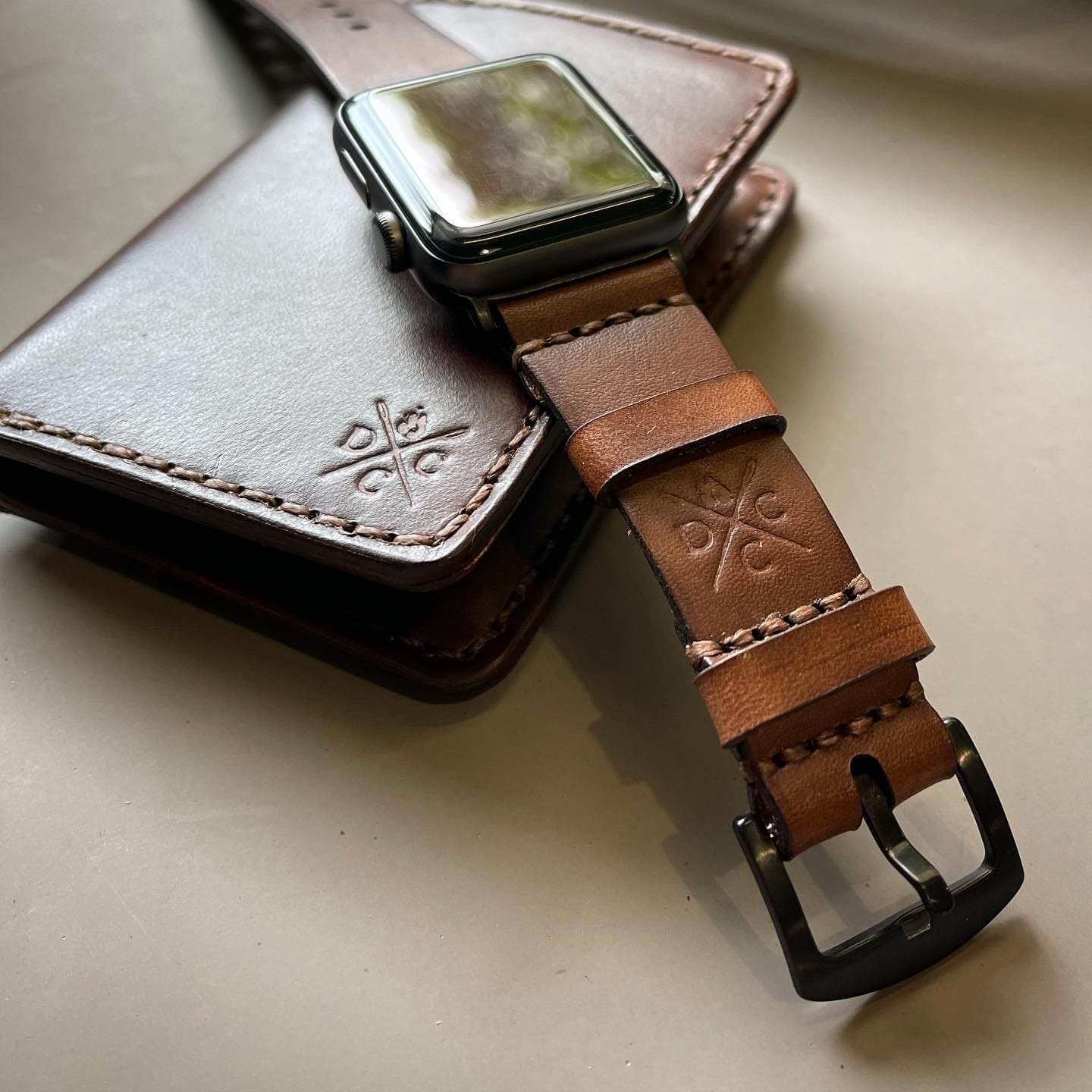 Pulseira de Couro Apple Watch Marrom, still sobre superfície neutra – DANTE Capelli