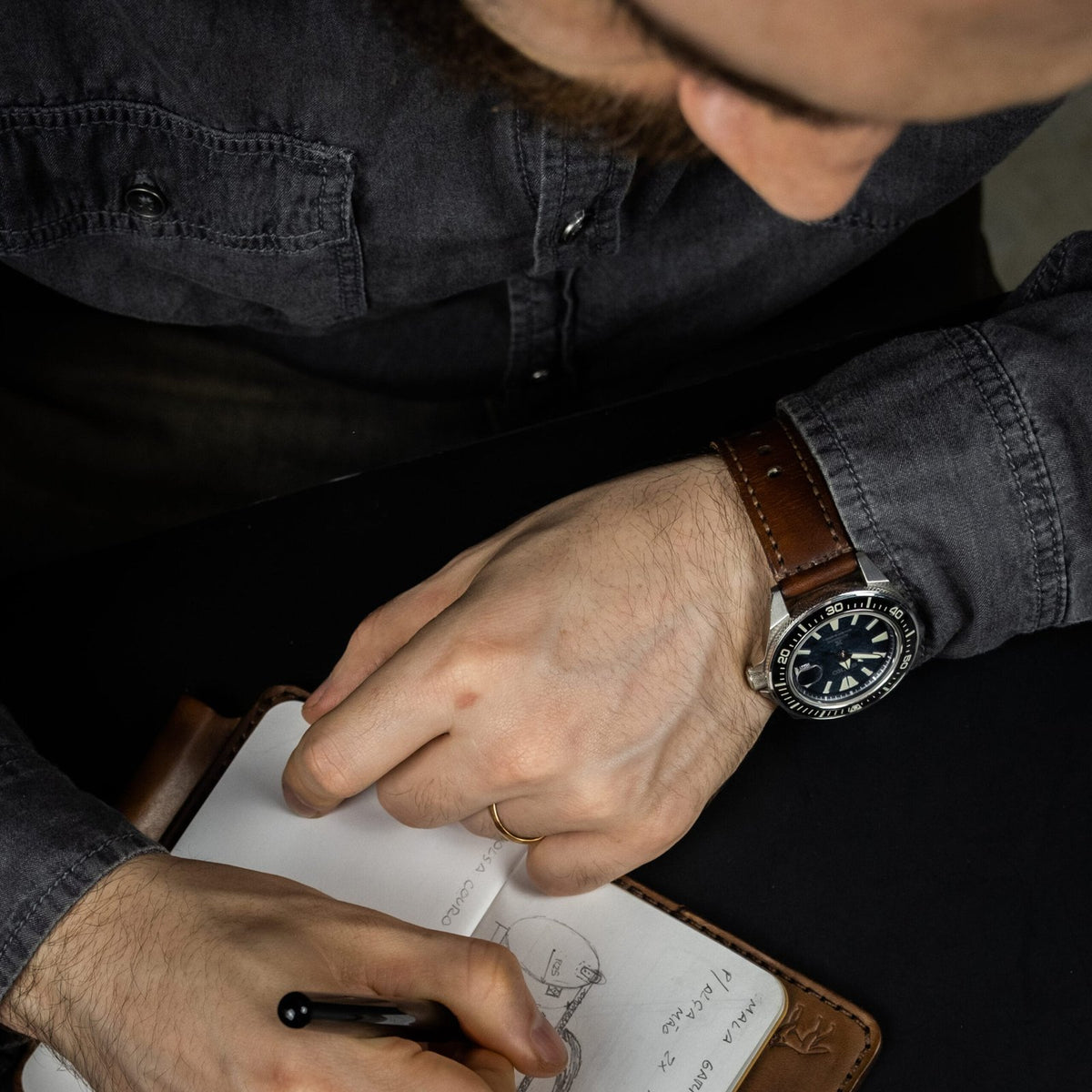 Pulseira de Couro Relógio Costurada Marrom, still sobre superfície neutra – DANTE Capelli