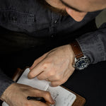 Pulseira de Couro Relógio Costurada Marrom, still sobre superfície neutra – DANTE Capelli