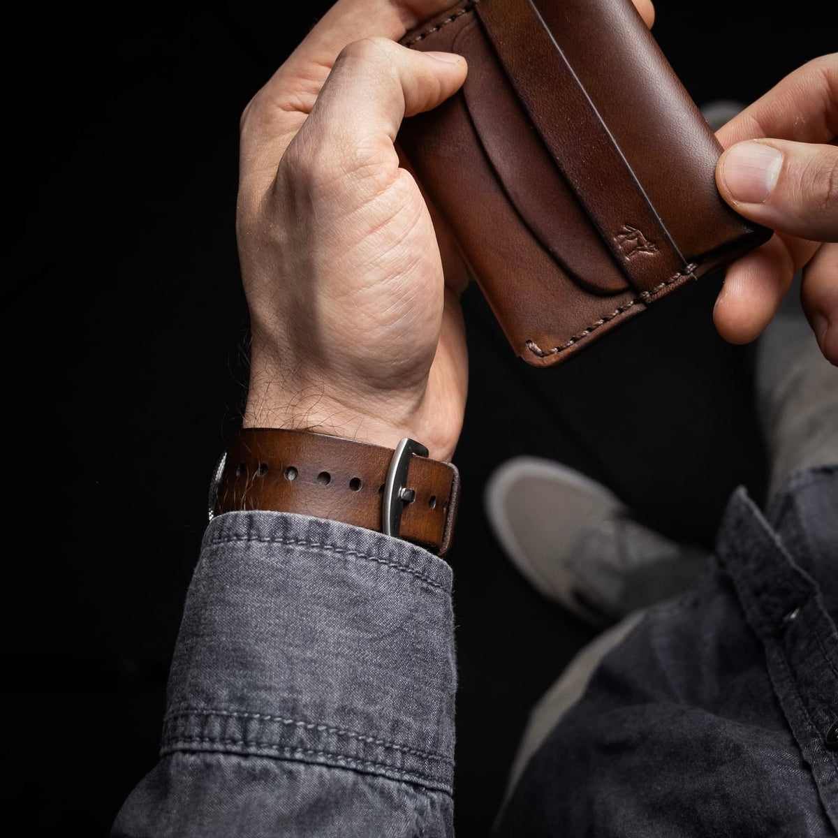 Pulseira de Couro Relógio Marrom, still sobre superfície neutra – DANTE Capelli
