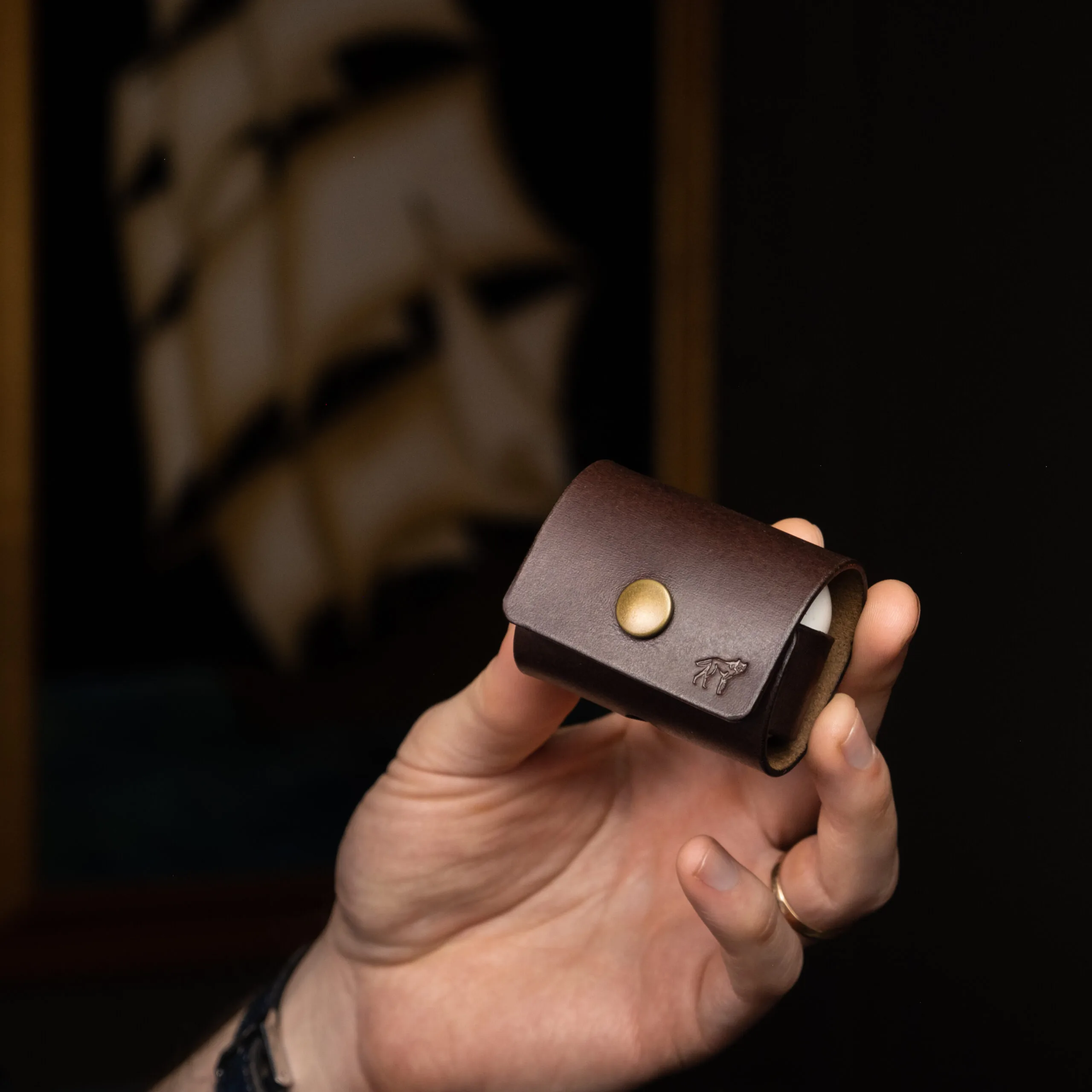 Capa de Couro AirPods Marrom - Imagem 3